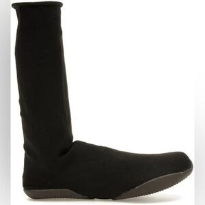 YZY Pod
Size 1 US size 6–8.5